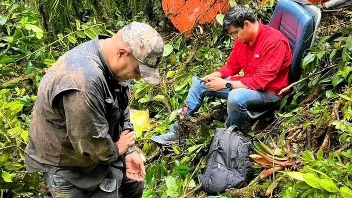 “Aquí hay piernas quebradas, brazos, guao ... somos seis”, relata entre gemidos Flores, quien aparentemente no muestra heridas visibles en el corto video que grabó.