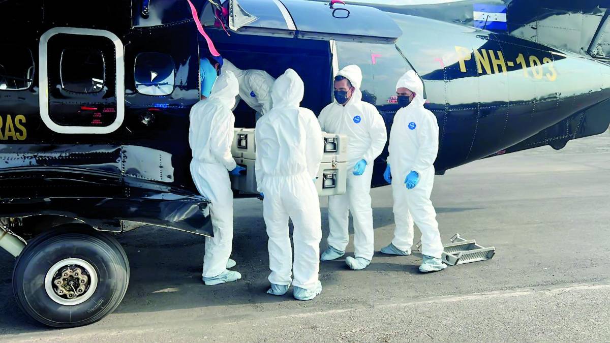 Los cadáveres fueron llevados a San Pedro Sula en un avión de la Policía Nacional, tras cuatro horas de levantamiento.