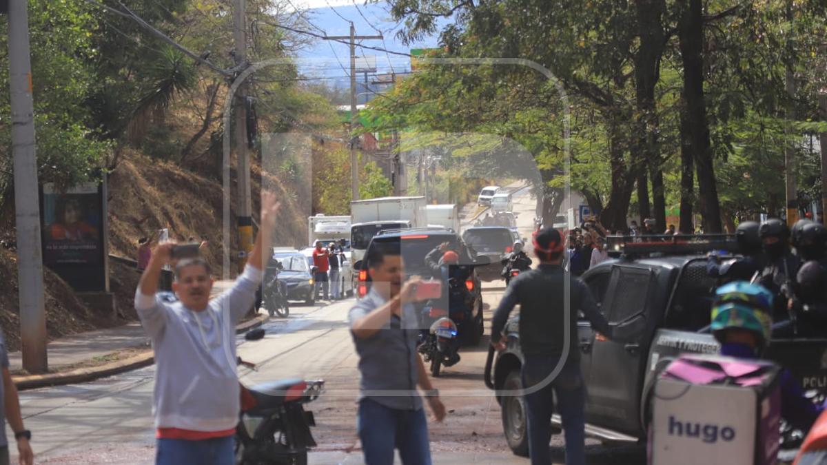 La solicitud de “arresto provisional de un político hondureño con el propósito de extradición” fue hecha el lunes por la embajada de Estados Unidos en Tegucigalpa, veinte días después de que Hernández finalizó su segundo mandato consecutivo, el 27 de enero, cuando fue sucedido en el poder por Xiomara Castro.