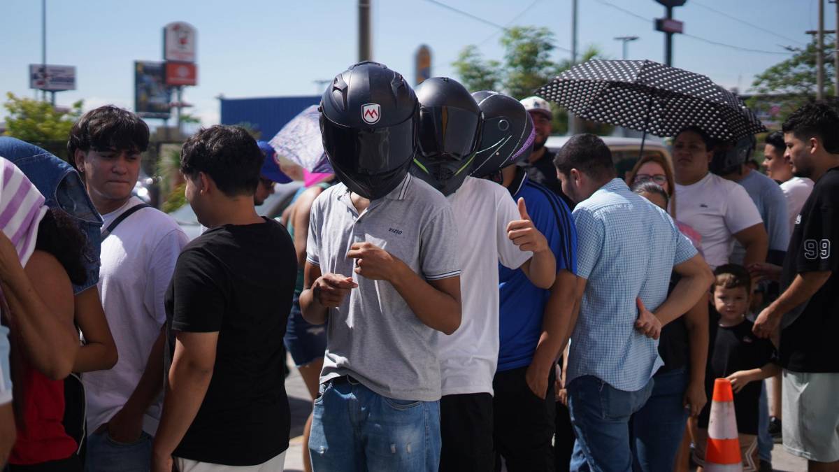 Sampedranos hacen largas filas para boletos del juego de tiktokers Honduras vs El Salvador