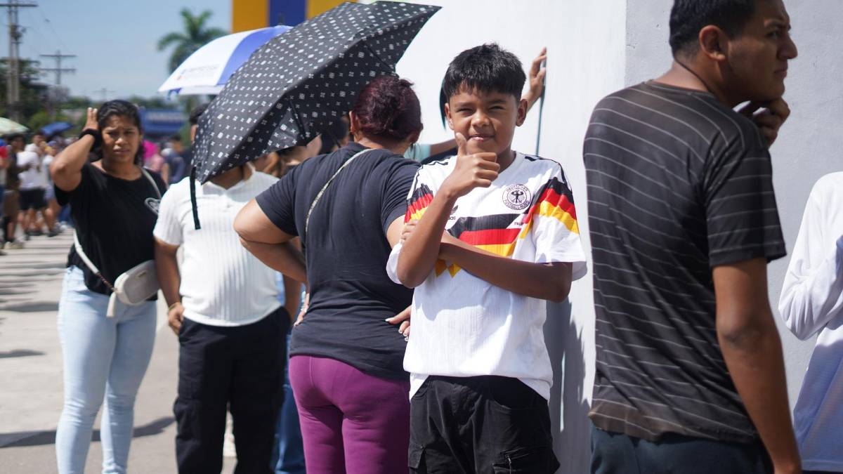 Sampedranos hacen largas filas para boletos del juego de tiktokers Honduras vs El Salvador