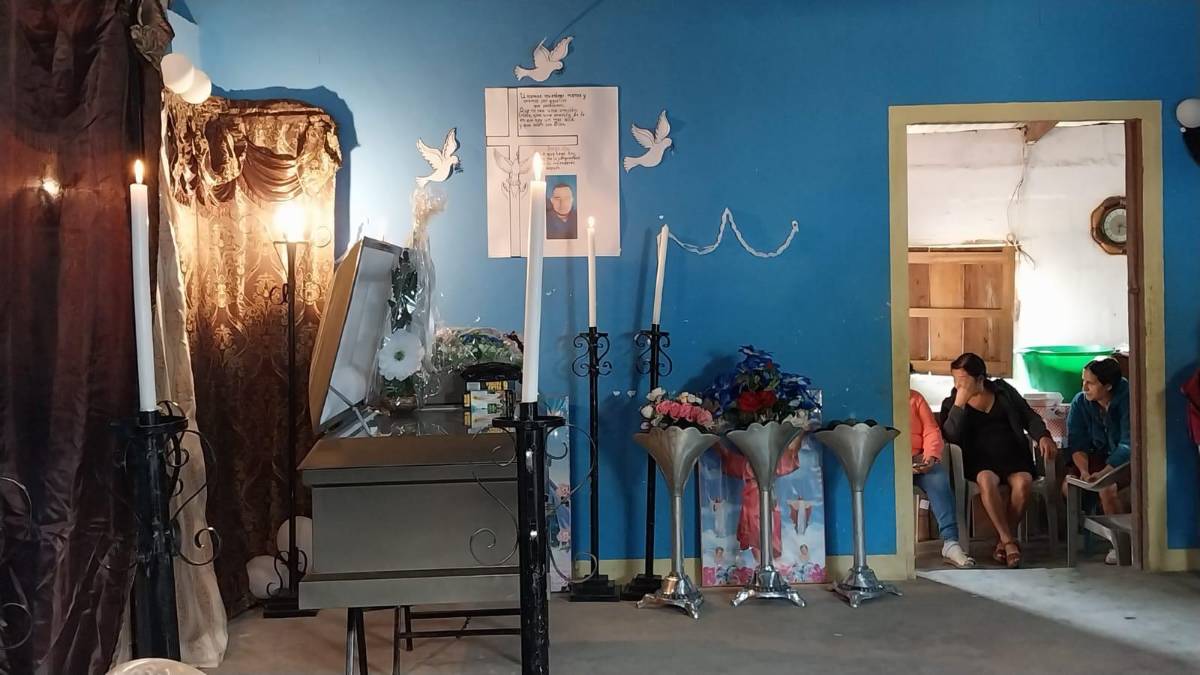 El interior de la vivienda en que velan a los migrantes en Protección, Santa Bárbara.