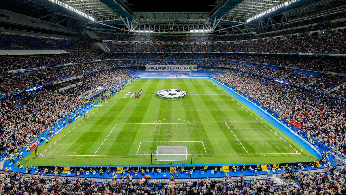 Así lució el estadio Santiago Bernabéu cuando se escuchaba el himno de la UEFA Champions League.