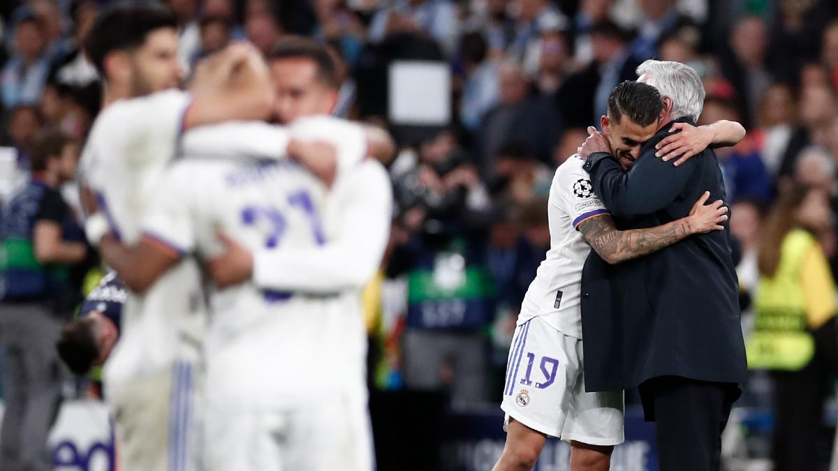 Carlo Ancelotti abrazando a Dani Ceballos al final del partido.