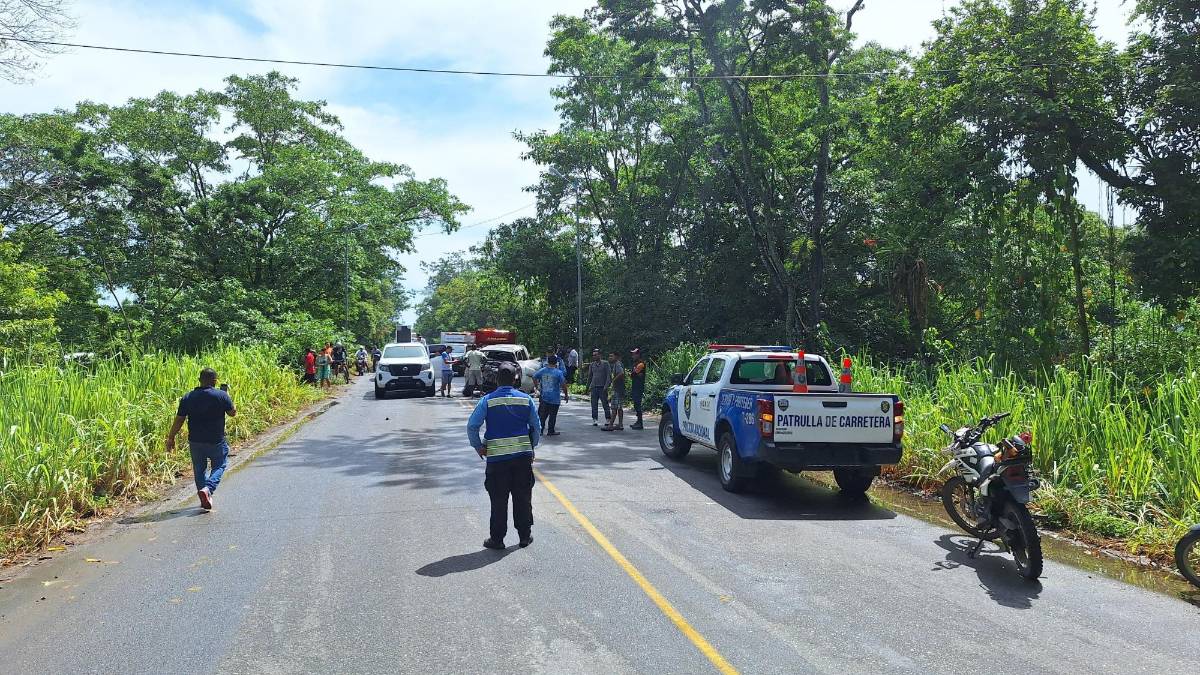 Así fue el choque entre entre bus y pickup que dejó a sampedranos heridos en El Porvenir