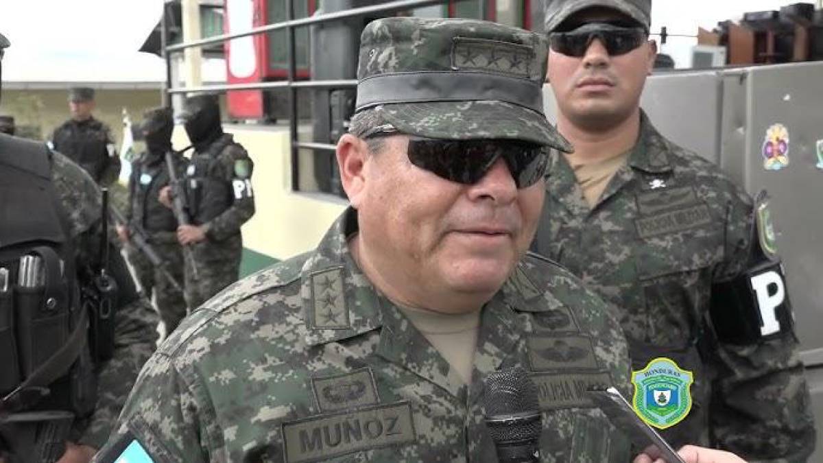 El jefe de la Policía Militar contó que iban a entrar al centro penal de Comayagua, por lo que ordenó que no llevaran los fusiles enfrente, sino, atrás, pero “el militar cargó el fusil y eso no era permitido”. 
