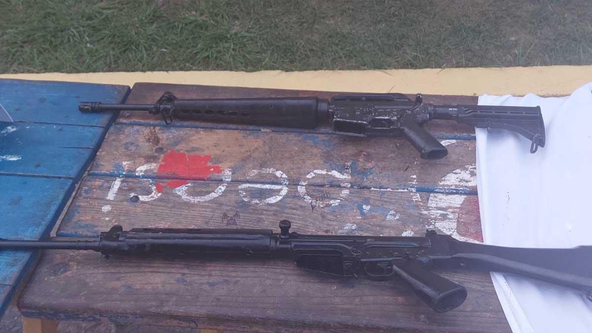 Dos de las armas decomisadas.