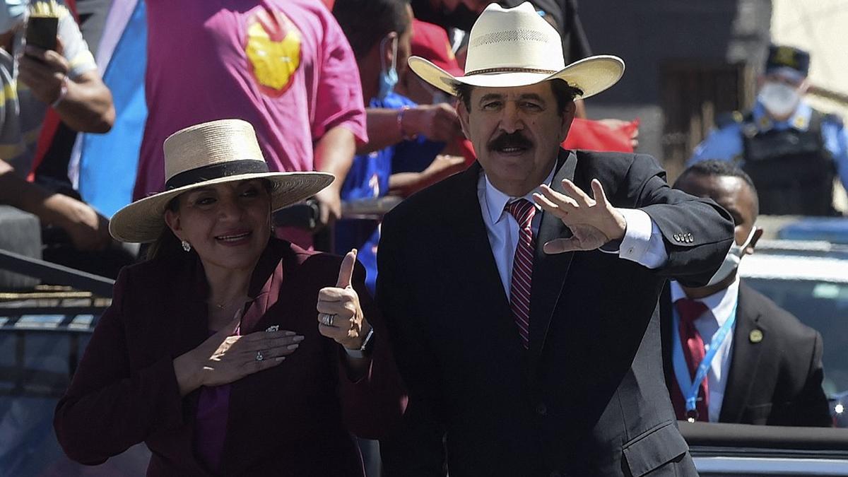  Antes de llegar al Estadio Nacional recorrió el bulevar Suyapa donde saludó a sus simpatizantes.