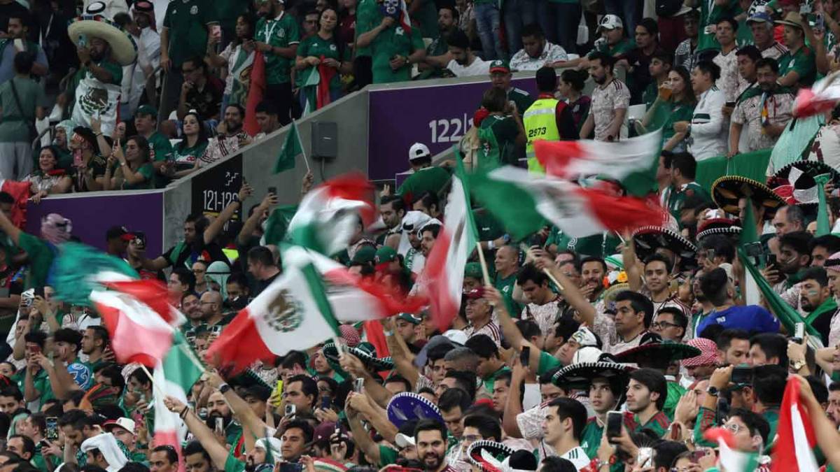 Aficionados mexicanos apoyando a la Selección de México durante el duelo contra Arabia Saudita en el Mundial de Qatar 2022.