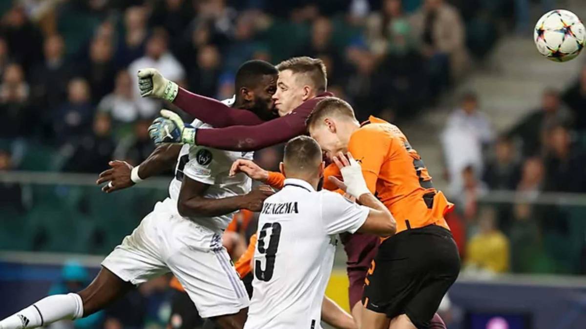 El momento del duro golpe que se llevó Antonio Rüdiger al chocar con el portero ucraniano Anatoliy Trubin tras cabecear el balón para marcar el gol del empate del Real Madrid ante Shakhtar Donetsk.