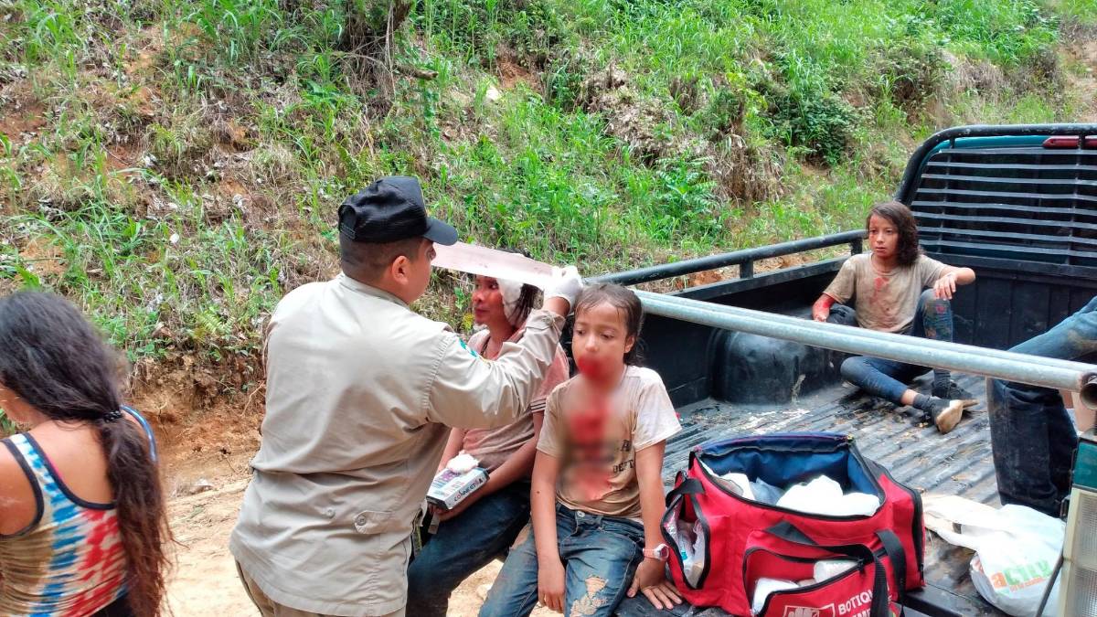 Los heridos fueron atendidos por miembros del Cuerpo de Bomberos luego llevados al hospital.