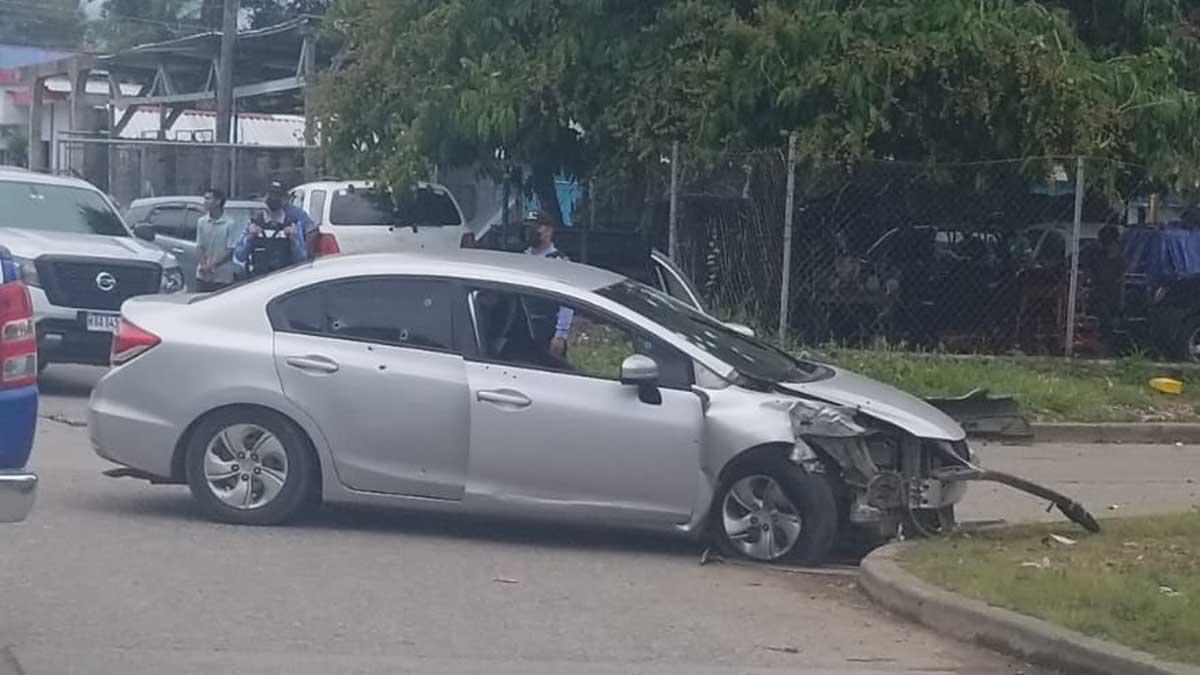 Acribillan a dos hombres dentro de un carro turismo en La Ceiba; un niño murió en balacera