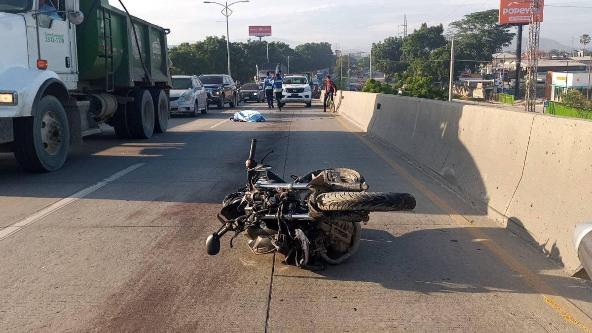 Escena del accidente vial ocurrido esta mañana de lunes en el bulevar del este de San Pedro Sula. Fotografía: Cortesía / Redes Sociales.