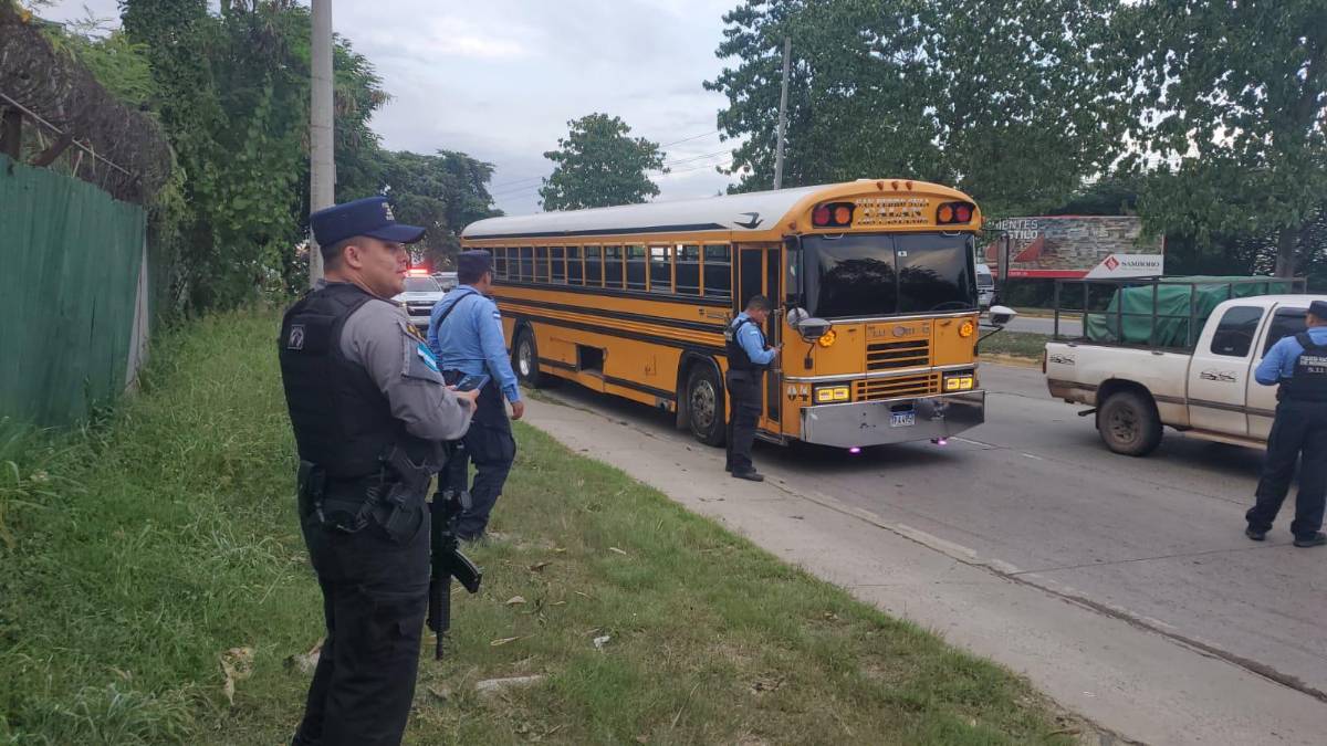 El cuerpo del hombre quedó tendido dentro la unidad de transporte urbano de El Calán, Villanueva, Cortés.