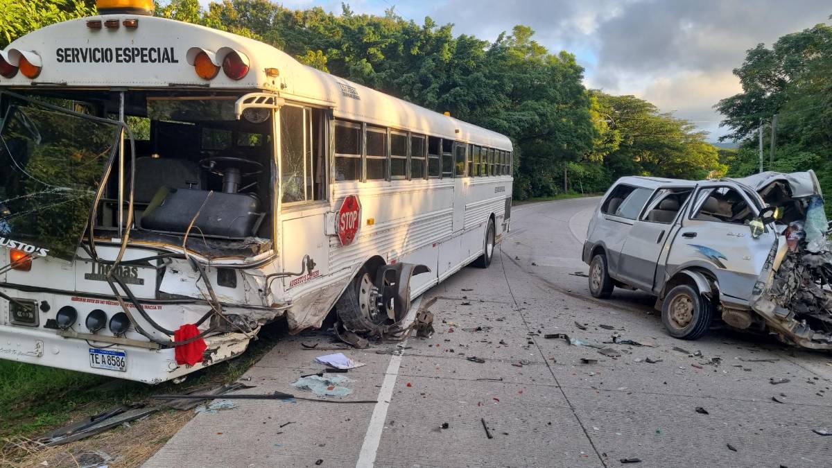 Así quedaron las dos unidades de transporte accidentadas.