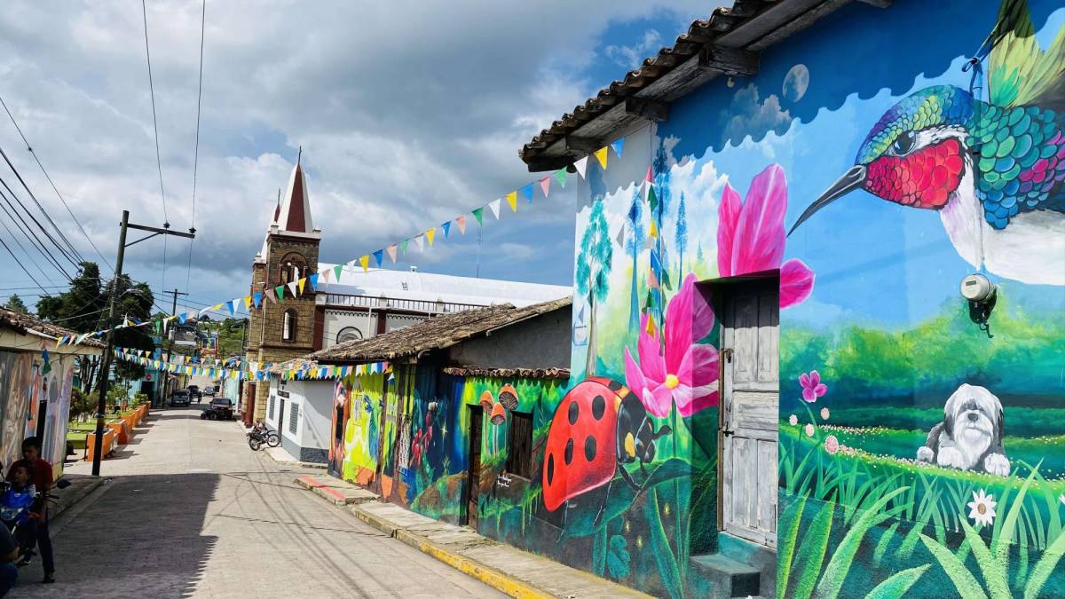 Murales, artesanías y bebidas tradicionales de Dulce Nombre ganan la atención de los visitantes.