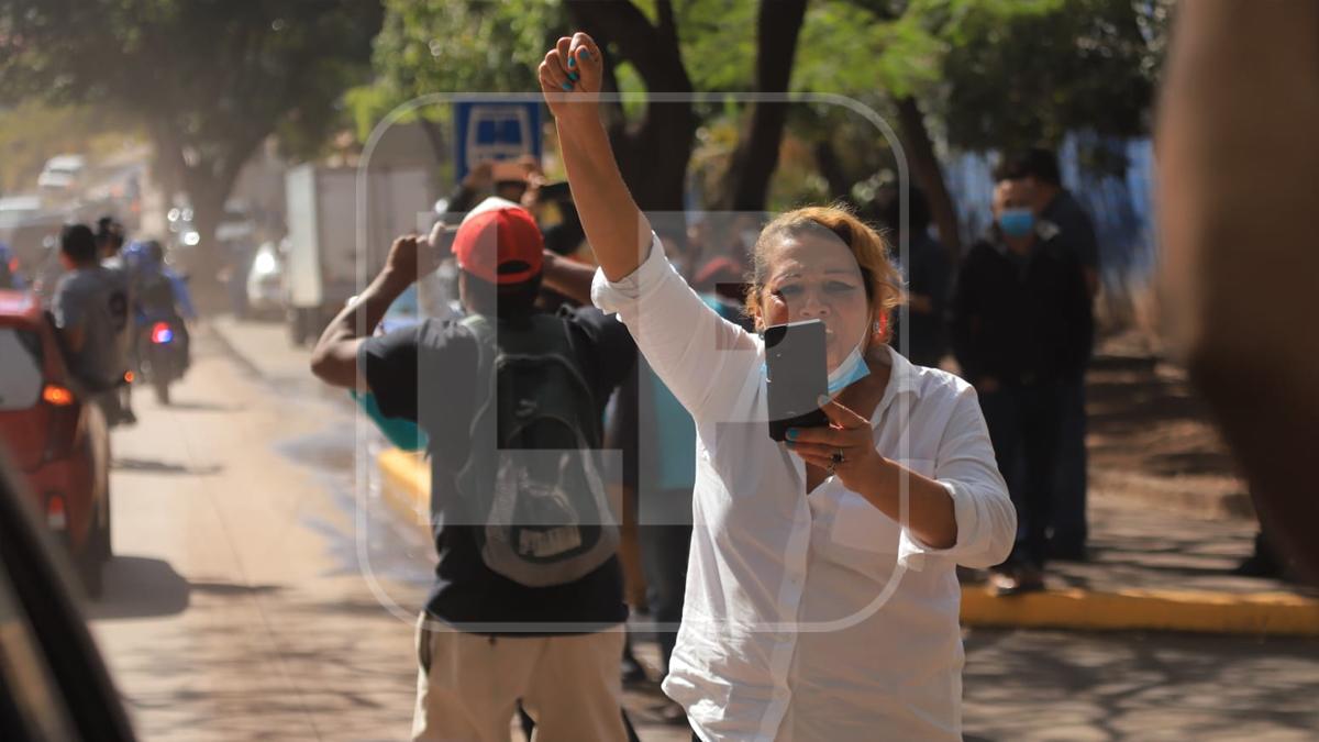 Luego de que el lunes trascendió la solicitud de Estados Unidos, centenares de policías y militares montaron un dispositivo de seguridad como medida preventiva para evitar una eventual fuga del exgobernante, quien a primeras horas de hoy anunció que estaba “presto y listo para colaborar” a entregarse a las autoridades.