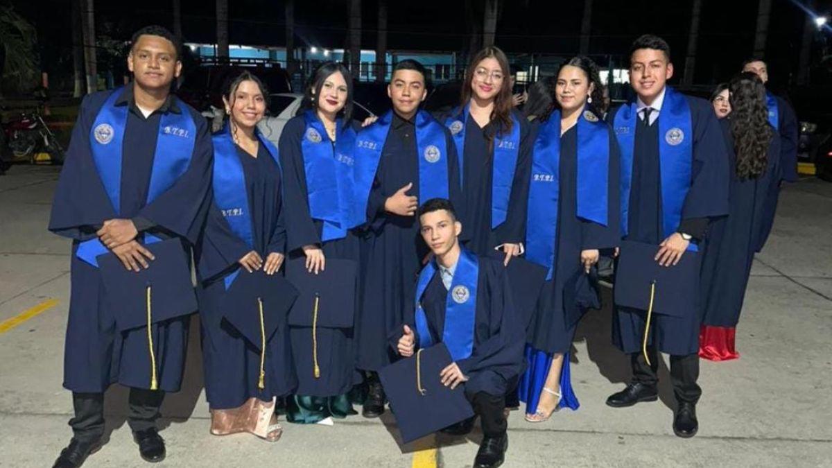 Egresados del Instituto Rafael Pineda Ponce.