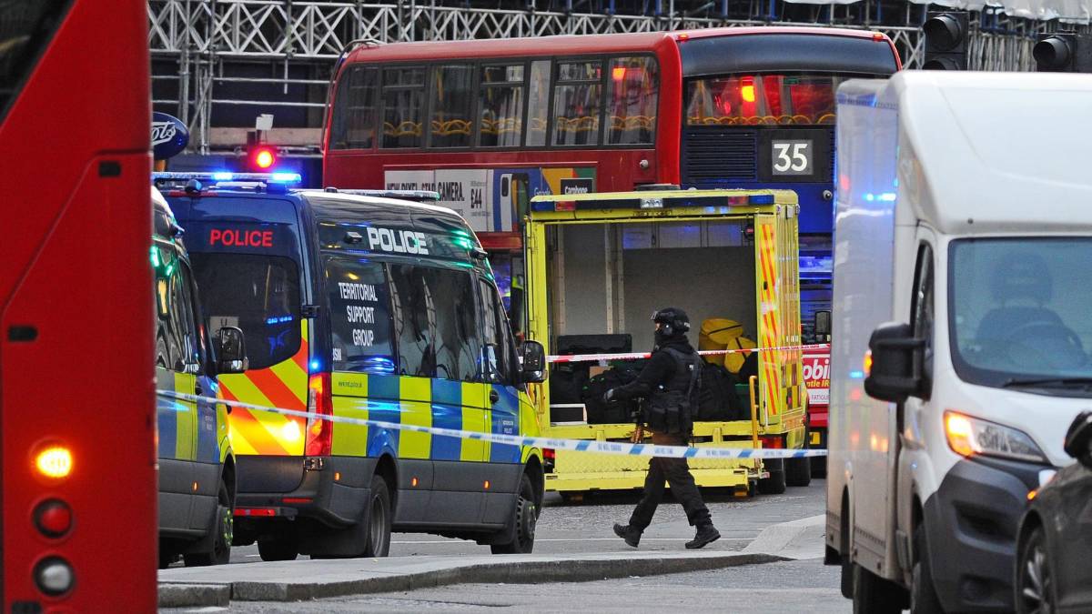 La policía británica busca a sospechoso de asesinar a la familia de un presentador de la BBC