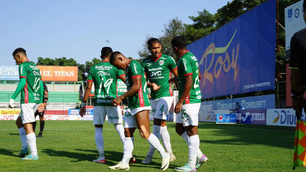Los festejos de Iván López junto a sus compañeros de Marathón.
