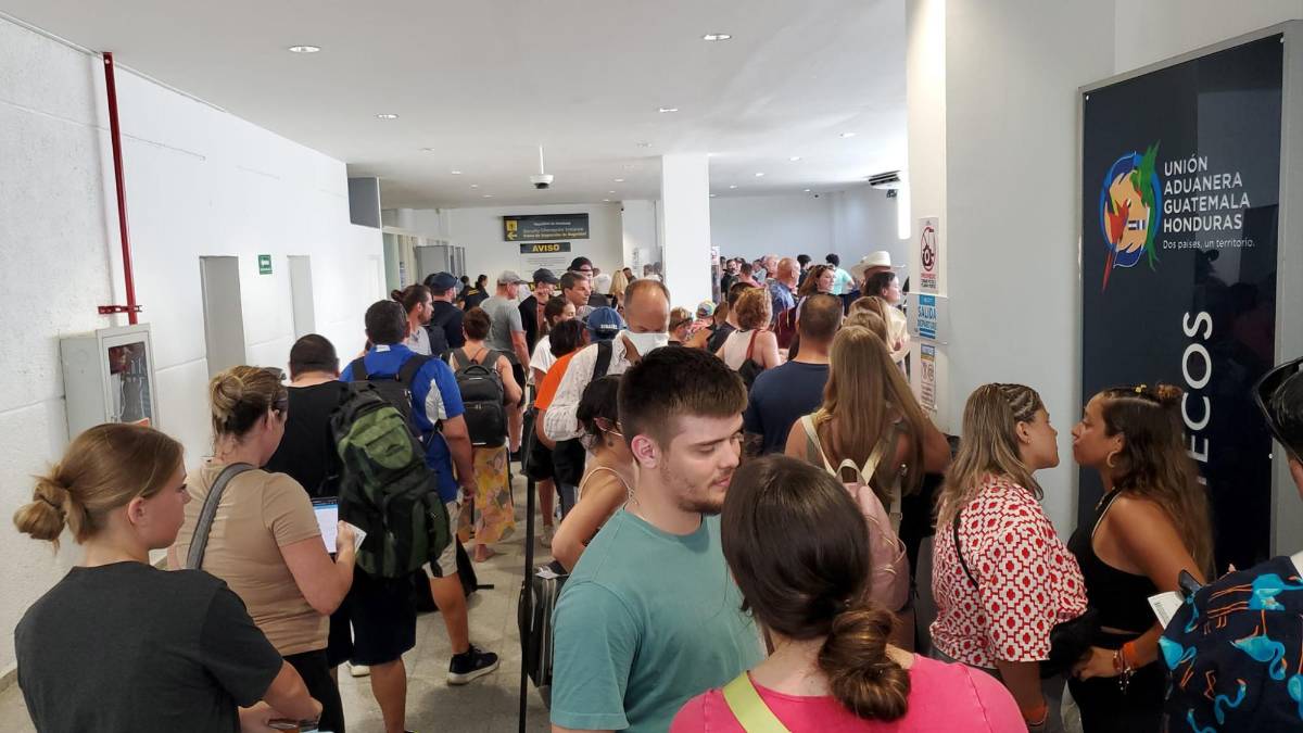 Denuncian lentitud en registro de pasajeros en aeropuerto de Roatán