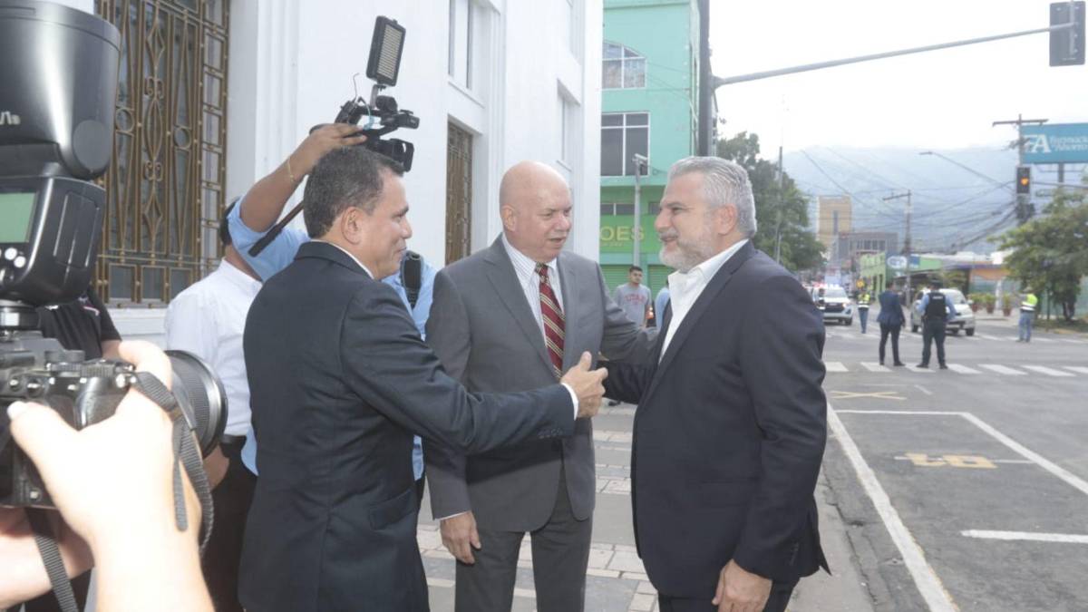 ¡Apareció! Rodolfo Padilla Sunseri llega para ser juramentado como regidor