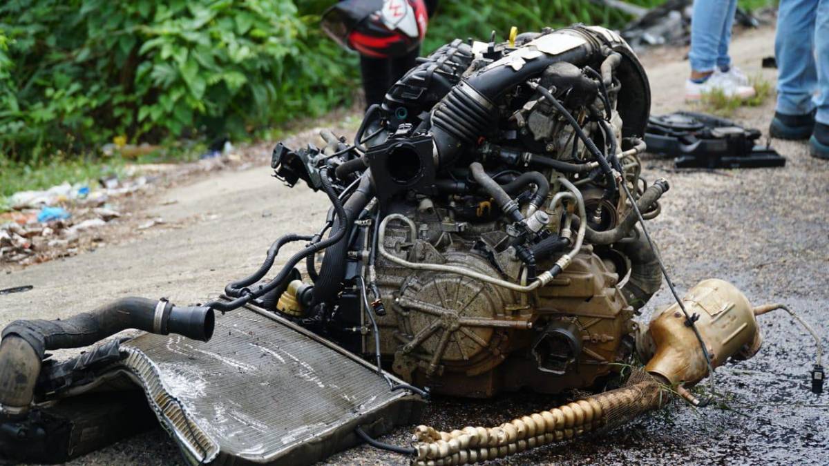 El impacto fue tal que hasta el motor se le desprendió a la Ford Escape en donde el doctor iba como copiloto.