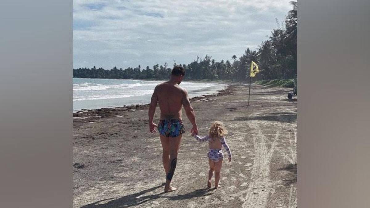 Ricky Martin derritió a sus fans luego de publicar una serie de fotos junto con su hija Lucia Martin. “Esta niña tan bonita cumple años el mismo día que yo. El 24 de diciembre. Lucia Martin-Yosef, la luz de mis ojos, mi inspiración , mi motivación. Eres la jefa de la casa y nos encanta que así sea. Te amo con todo mi ser. Felicidades hija mía”, escribió el cantante. 