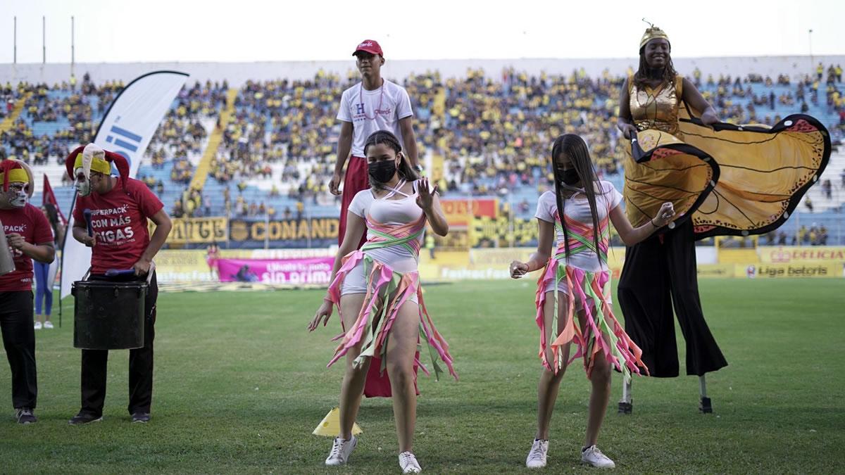 En la previa del partido hubo un show con muchos bailes.