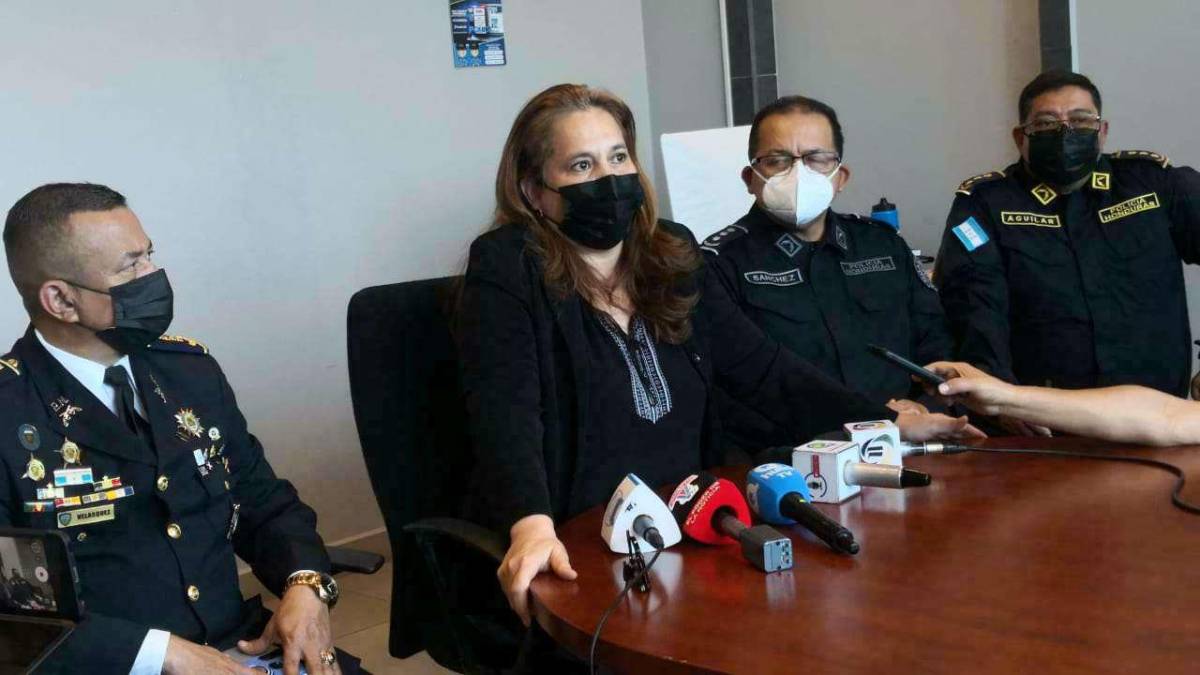 La viceministra de Seguridad compareció en conferencia de prensa.