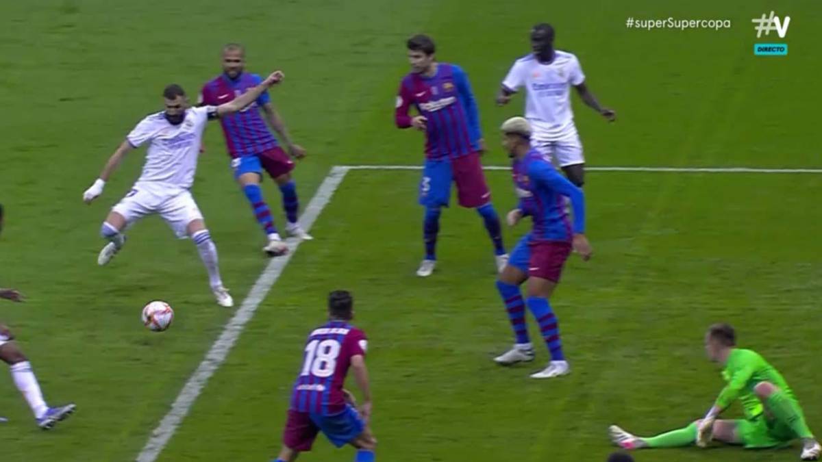 Benzema en el momento que mandaba la pelota al fondo de las redes.