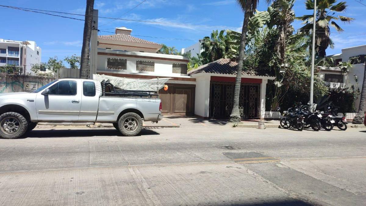 Filósofo corre a albañil por comer frente a su casa y desata ola de protestas en México