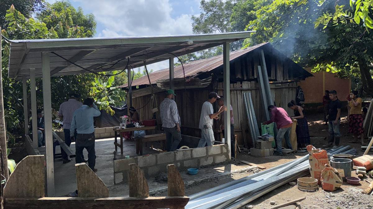 Influencer hondureño le construye vivienda a familia guatemalteca
