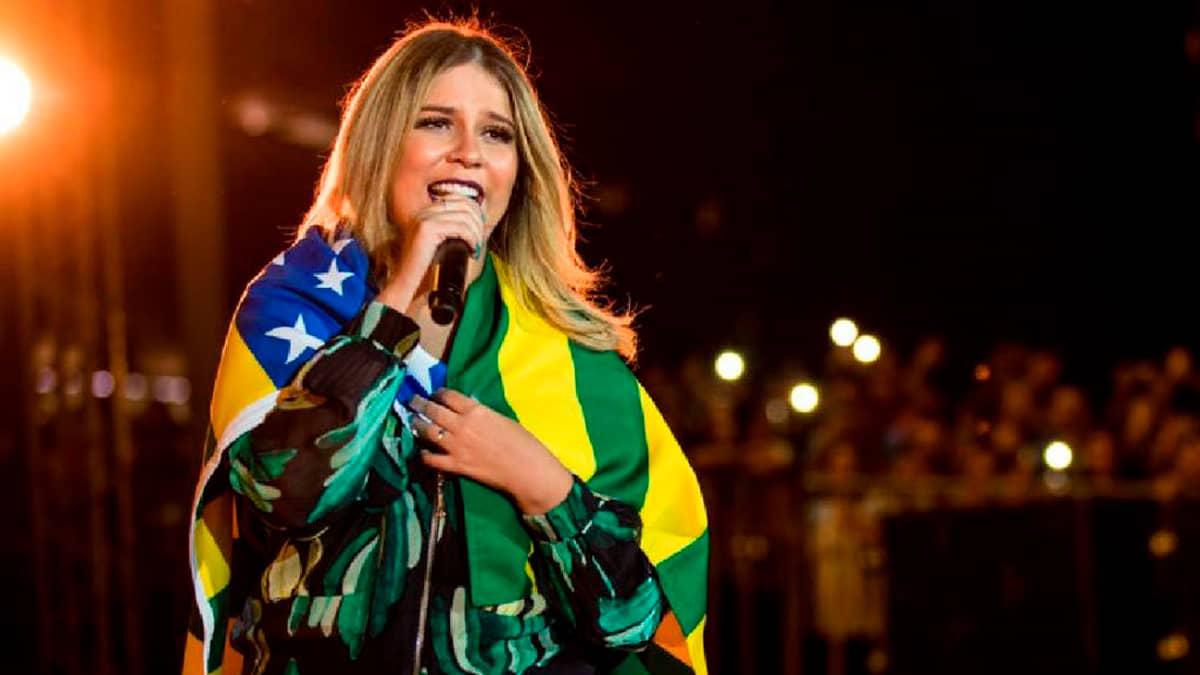 Miles de brasileños inundaron el sábado la ciudad natal de la estrella de la música popular Marília Mendonça para rendirle un emotivo homenaje, un día después de que muriera en un accidente aéreo a los 26 años.
