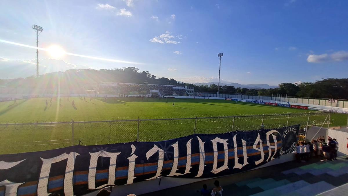 Una soleada tarde en Comayagua para el partido entre Motagua y Real Sociedad.