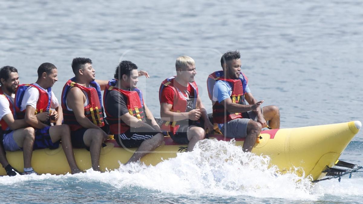 Un grupo de hondureños disfrutan de Las playas de Tela, Atlántida, montados en una banana acuática. 