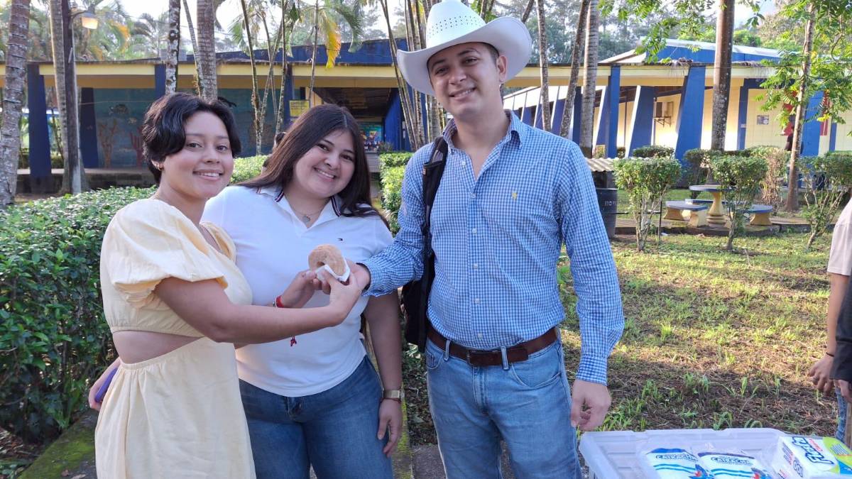 Vende donas en la universidad para costear sus estudios