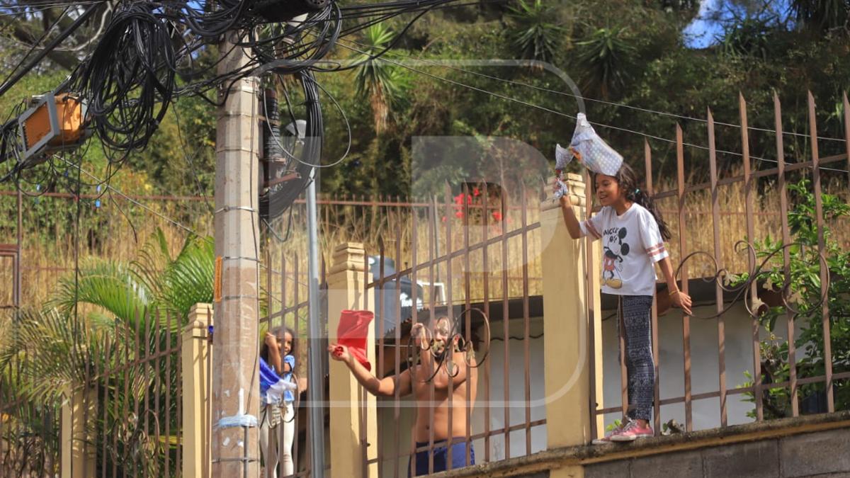 Juan Orlando Hernández salió caminando por el portón principal de su casa, en la zona residencial exclusiva de San Ignacio, en el oriente de Tegucigalpa, mientras los capitalinos mostraban su alegría por su captura.