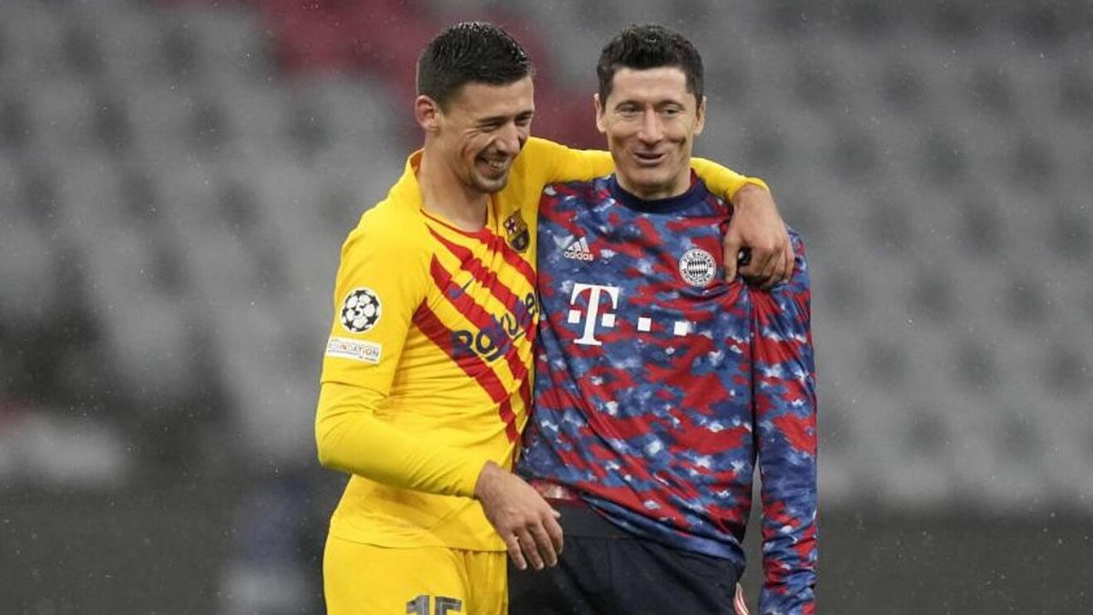 Esta imagen de Lenglet a carcajadas con Robert Lewandowski tras el final del partido indignó mucho en Barcelona, en aficionados y en la prensa española.