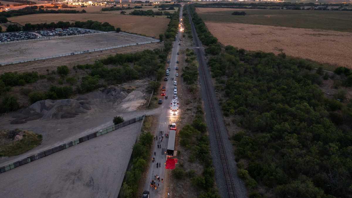 El jefe de bomberos de San Antonio, Charles Hood, dijo que el tráiler fue diseñado como un espacio refrigerado pero que no tenía una unidad de aire acondicionado en funcionamiento.Dieciséis personas, incluidos cuatro niños, fueron sacadas vivas del tráiler, con golpe de calor agudo y deshidratación. La temperatura máxima en San Antonio el lunes fue de 39,4 grados Celsius.