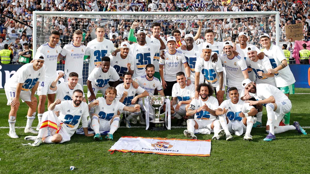 La plantilla del Real Madrid posando con la Copa que los acredita como campeones de España.