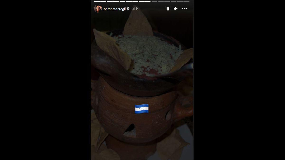 Bárbara de Regil subió su primera comida en Honduras: Un rico y sabroso anafre de frijoles con quesillo y un tortillas tostadas.