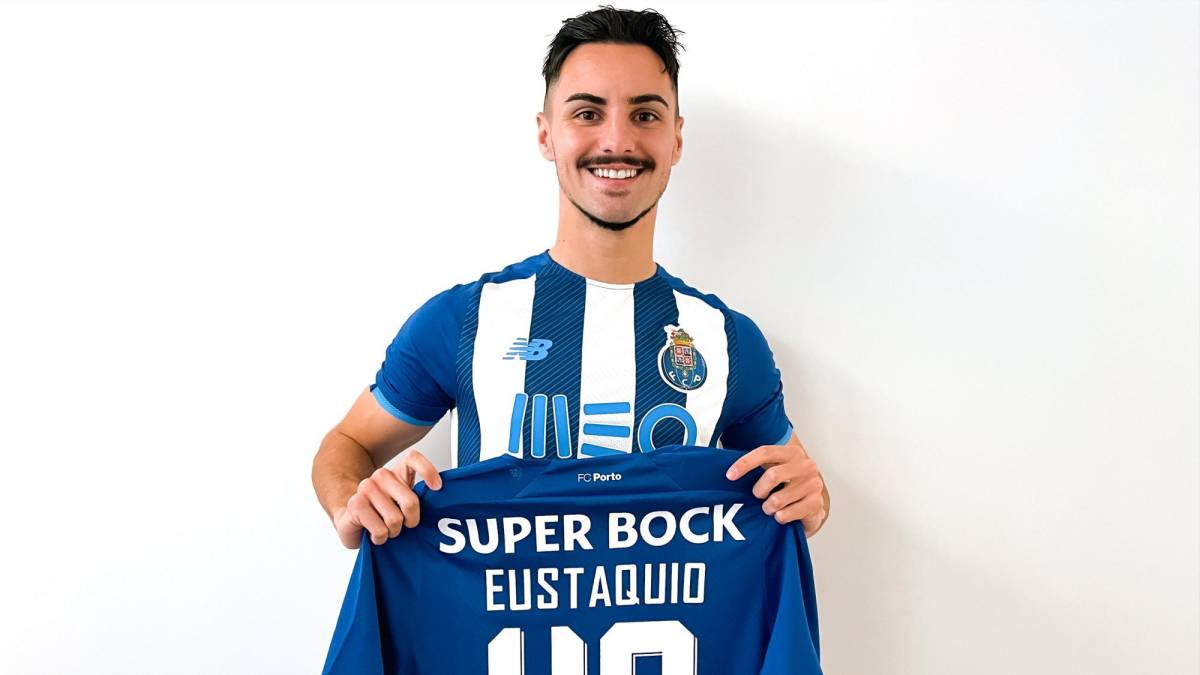 El mediocampista canadiense Stephen Eustáqui ha sido presentado como nuevo jugador del FC Porto. Llega en calidad de préstamo, con opción de compra, procedente del Paços Ferreira.