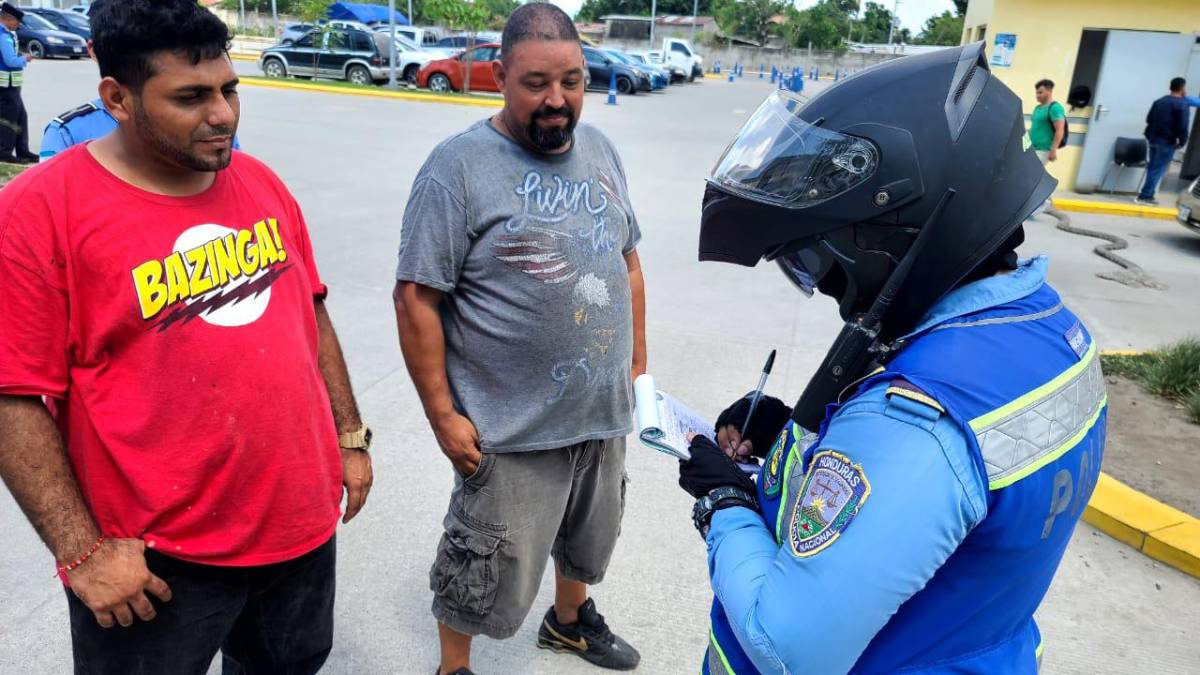 Los dos motoristas fueron multados en las instalaciones de la DNVT.