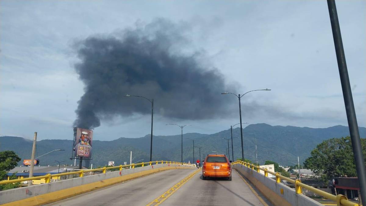 El incendio generó una nube de humo que se vio desde varias zonas de la ciudad. 