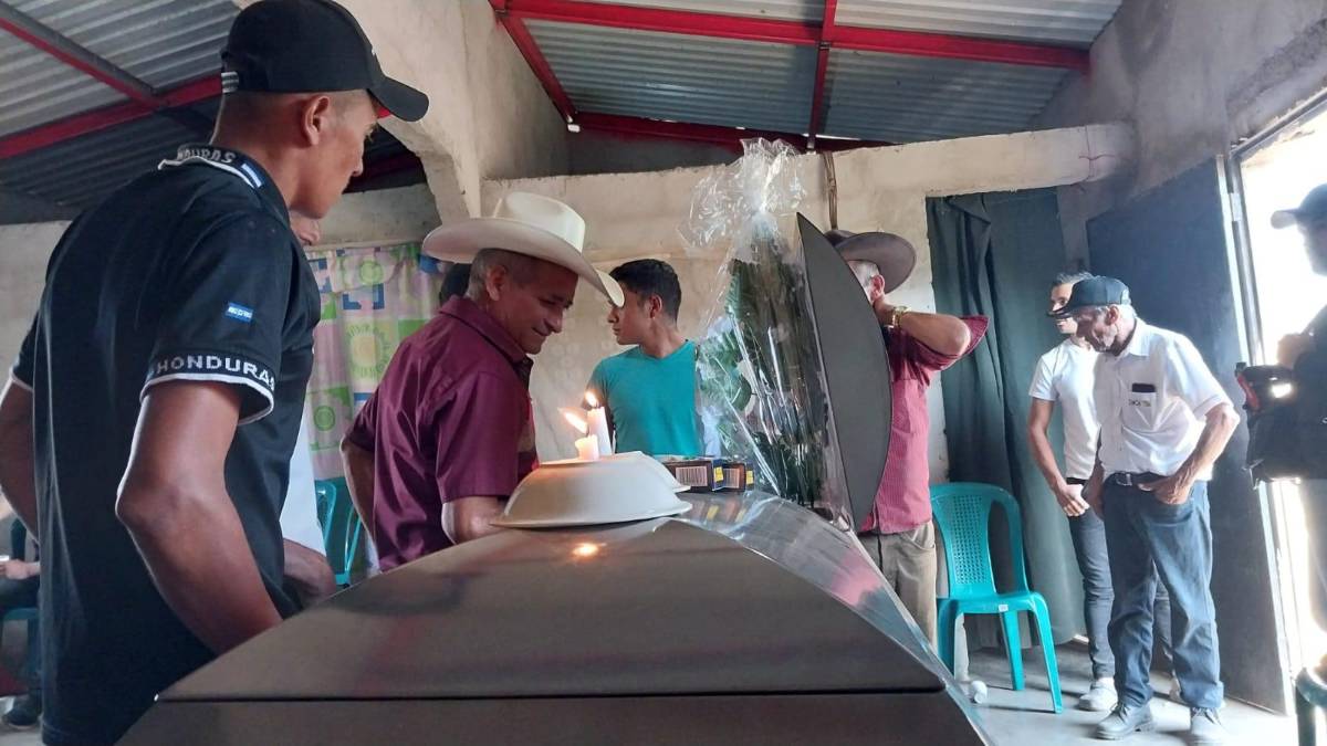 Periodistas de Diario LA PRENSA llegaron hasta la remota comunidad donde se vela a los migrantes.