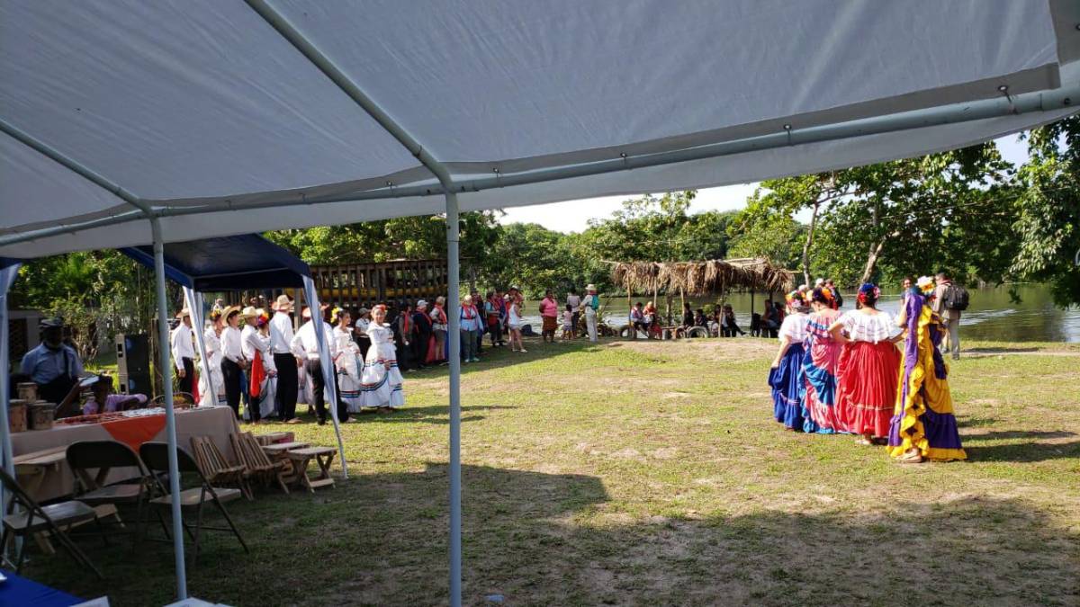Los turistas que llegaron en el yate de Le Dumont-d’Urville fueron recibidos con música folclórica hondureña bailada por cuadros de danzas del municipio de El Porvenir. 