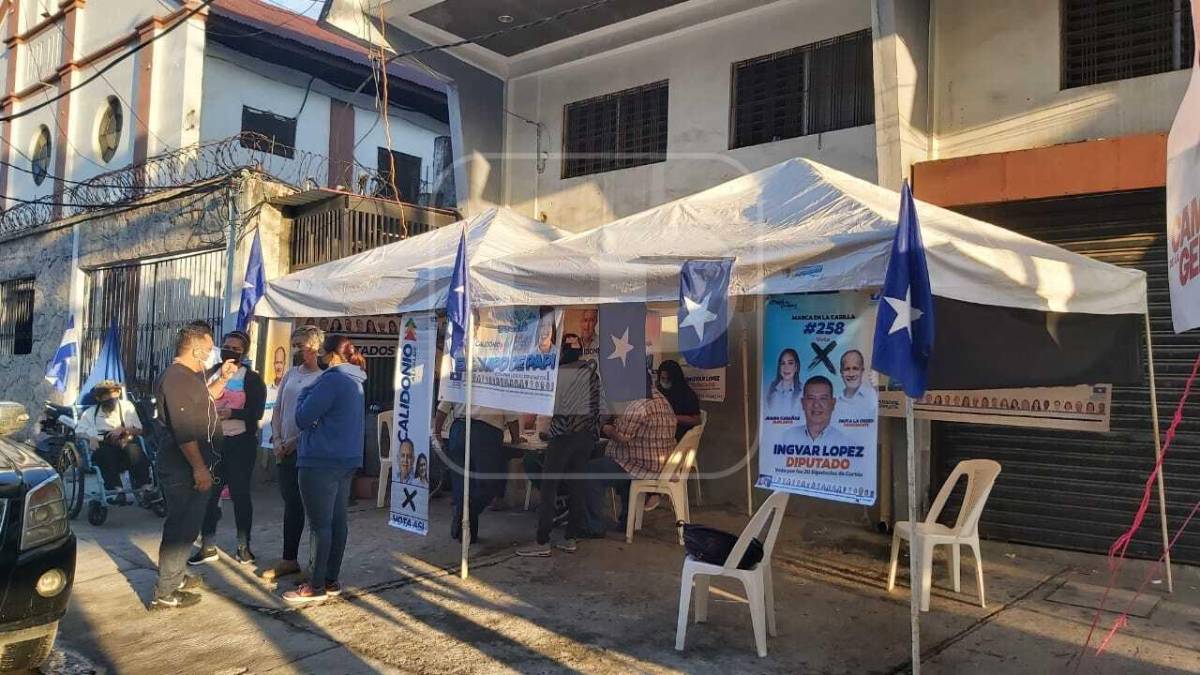 Sampedranos comienzan a acudir a los centros de votación este domingo 28 de noviembre