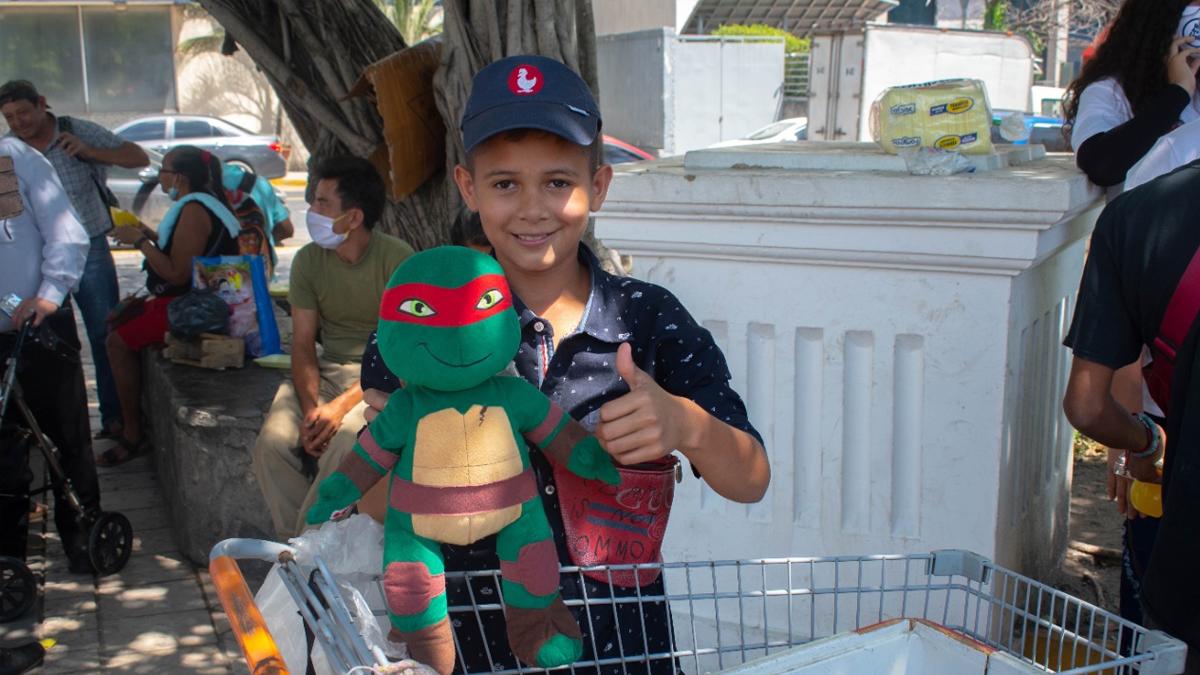 Un niño recibió un juguete de los jóvenes de La Iglesia La Luz del Mundo.