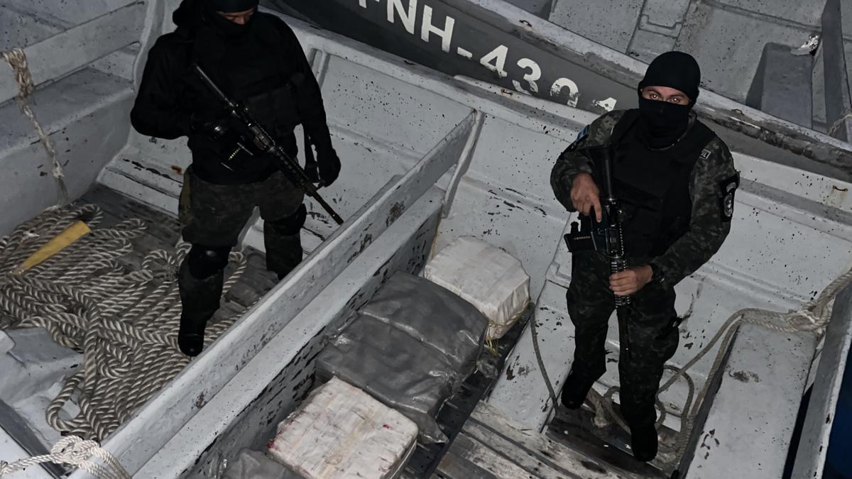 Recuperan cinco fardos de cocaína que era transportada en lanchas rápidas en Tela